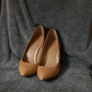 Tan Black Jessica Simpson Point Heels w/ Bow